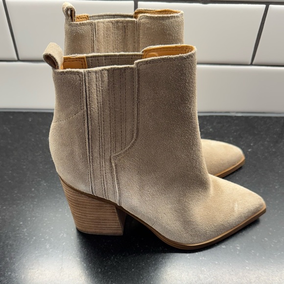 Oshay Pointed Toe Bootie Women Sz 4
Marc Fisher LTD Walnut Suede New - Picture 2 of 15